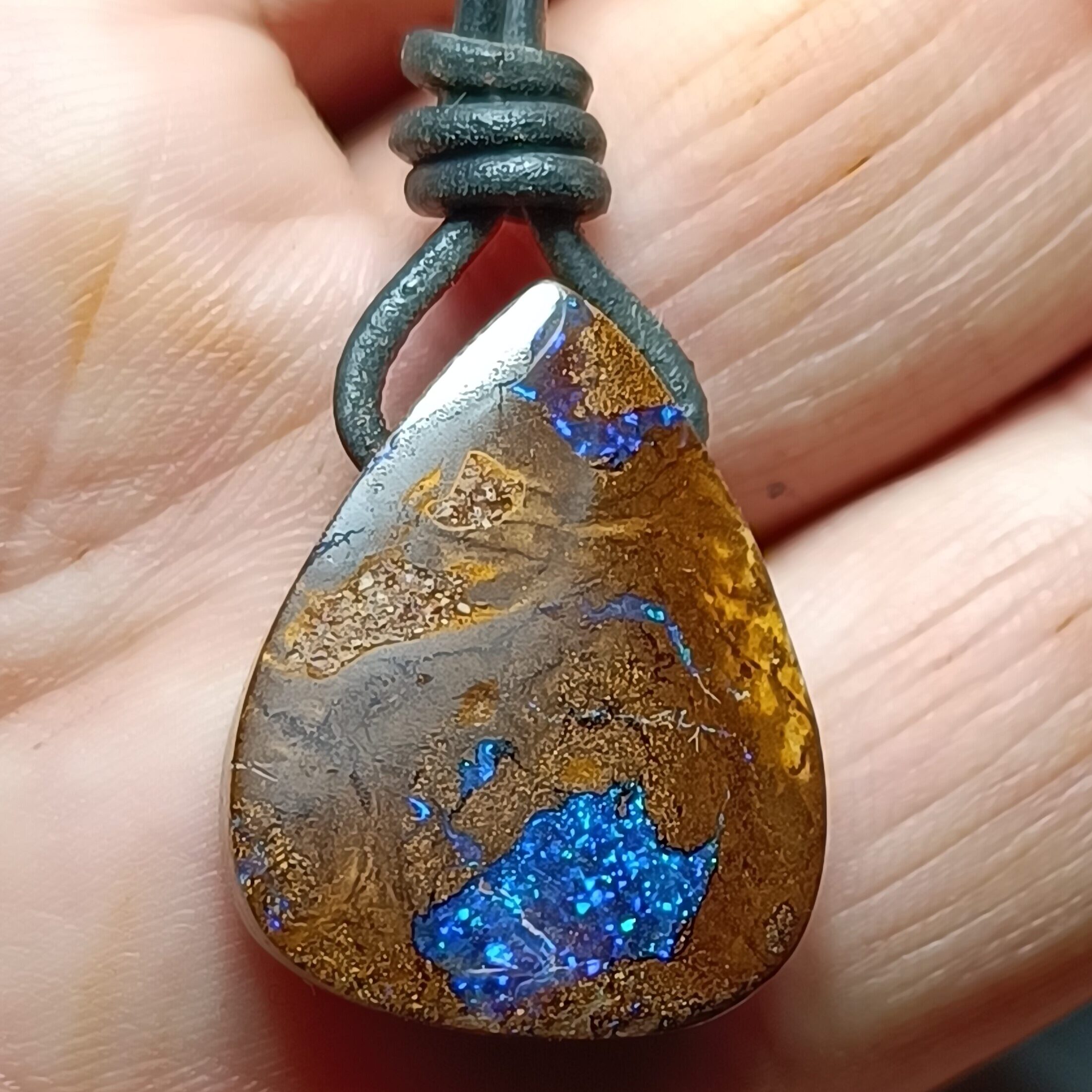 Voici une Boulder Opale du Queensland en Australie.
Tailler par mes soins.
Poids:   5gr
Couleur: Flash bleu gemme.
Qualitée: Top
Prix: 390 eur